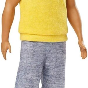 Barbie - Ken Bambola con Felpa Gialla e Pantaloncini, Bambini di 3+ Anni, GDV14