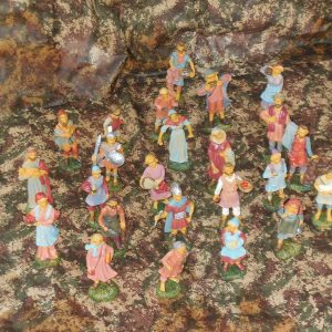 presepe di natale PASTORI - statua di plastica 10 cm colori tenui - 24 pezzi - 1 scatola - VERSIONE ECONOMICA ADATTO A CHI REALIZZA PRESEPI DA RIVENDERE