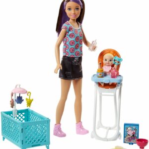 Barbie - Bambola Skipper Babysitters Playset con Seggiolone, Lettino e Bebè di Mattel FHY98