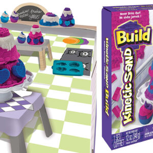 Kinetic Sand 6027479 - Set di Gioco Build Playset Pasticceria  completo di accessori