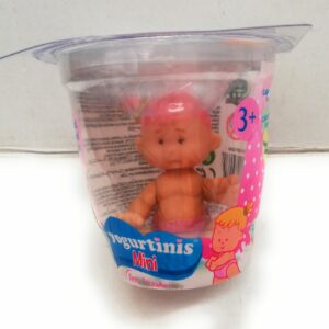 Mini Yogurtinis Barattolo con Bambola Profumata 7,5 cm, Terry Strawberry di Giochi Preziosi GPZ18407