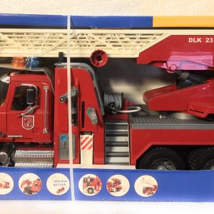 Bruder 02821 - Camion dei pompieri MACK Granite autopompa Pompieri con spruzzo funzionante - scala 1/16