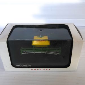 UNIVERSAL HOBBIES COLLECTION AMAZONE S300 UH 6233 scala 1/32
