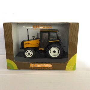 UNIVERSAL HOBBIES COLLECTION TRATTORE VALMET 705  SCALA 1/32 UH 4020