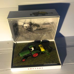 UNIVERSAL HOBBIES TRATTORE FENDT FARMER 2 - AMAZONE S300  SCALA  1/32 UH 6201
