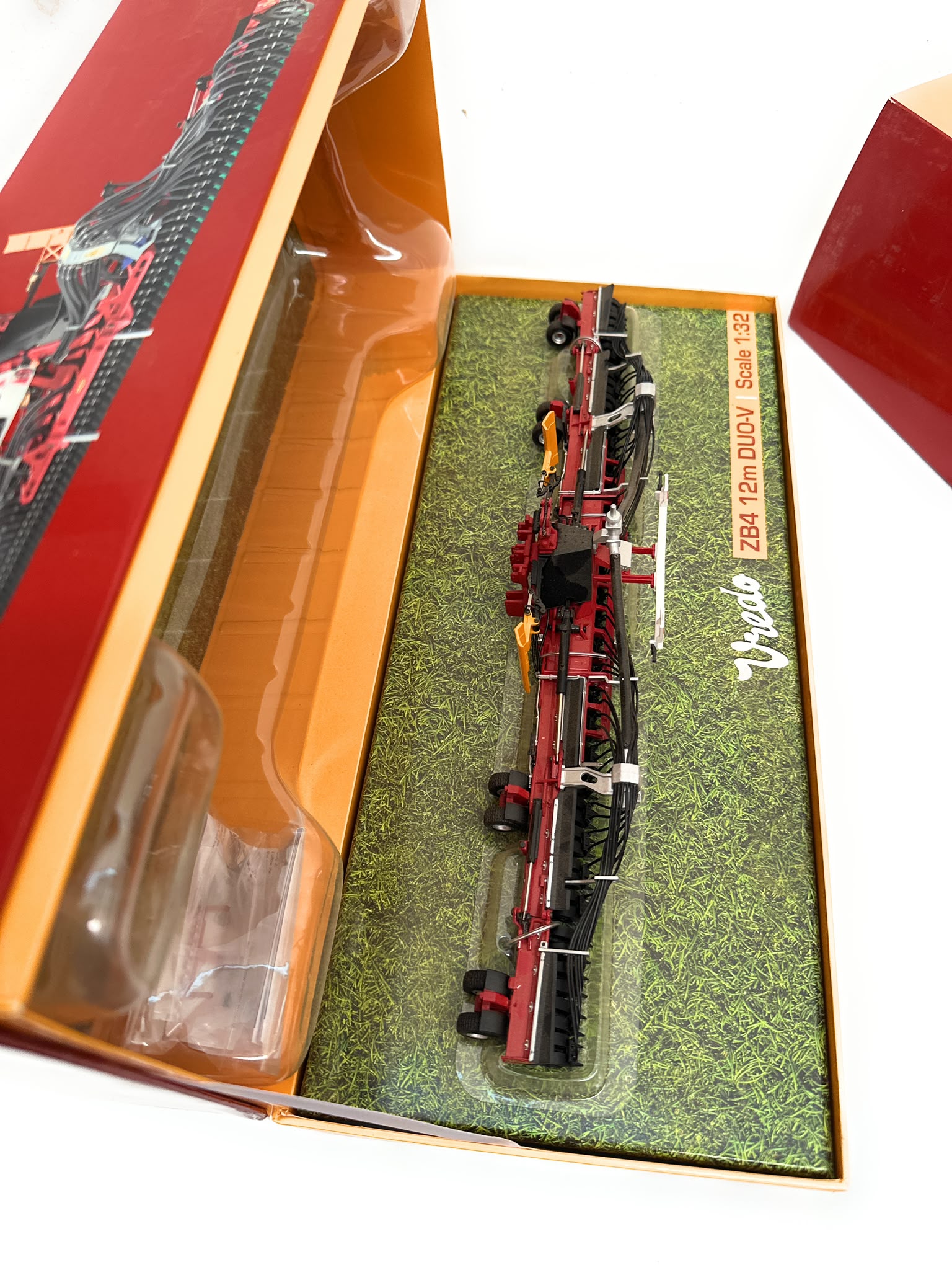 UNIVERSAL HOBBIES Scavatrice VREDO ZB4 12m DUO-V SCALA 1:32 UH6828